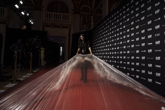 September 11, 2022, Toronto, ON, CAN: The wrap is pulled off the red carpet ahead of the Toronto International Film Festival s Tribute Award on Sunday September 11, 2022. Toronto CAN  - ZUMAc35_ 20220911_zaf_c35_185 Copyright: xChrisxYoungx