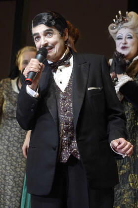 Katharina Thalbach und Ensemble-Mitglieder bei der Verleihung des Publikumspreises Goldener Vorhang an Katharina Thalbach nach der Vorstellung des Theaterstücks Mord im Orient-Expess in der Komödie am Kurfürstendamm im Schiller Theater. Berlin, 11.09.2022