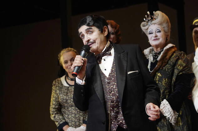 Katharina Thalbach und Ensemble-Mitglieder bei der Verleihung des Publikumspreises Goldener Vorhang an Katharina Thalbach nach der Vorstellung des Theaterstücks Mord im Orient-Expess in der Komödie am Kurfürstendamm im Schiller Theater. Berlin, 11.09.2022