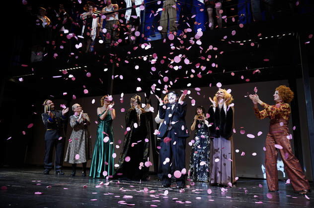 Katharina Thalbach und Ensemble-Mitglieder bei der Verleihung des Publikumspreises Goldener Vorhang an Katharina Thalbach nach der Vorstellung des Theaterstücks Mord im Orient-Expess in der Komödie am Kurfürstendamm im Schiller Theater. Berlin, 11.09.2022