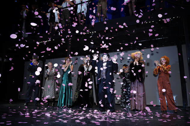 Katharina Thalbach und Ensemble-Mitglieder bei der Verleihung des Publikumspreises Goldener Vorhang an Katharina Thalbach nach der Vorstellung des Theaterstücks Mord im Orient-Expess in der Komödie am Kurfürstendamm im Schiller Theater. Berlin, 11.09.2022