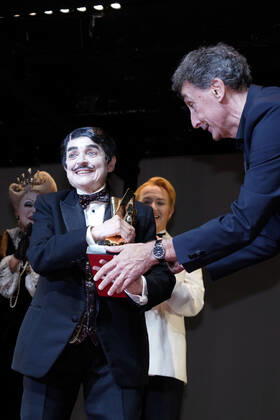 Katharina Thalbach und Ensemble-Mitglieder bei der Verleihung des Publikumspreises Goldener Vorhang an Katharina Thalbach nach der Vorstellung des Theaterstücks Mord im Orient-Expess in der Komödie am Kurfürstendamm im Schiller Theater. Berlin, 11.09.2022