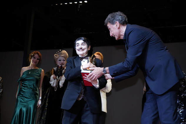 Katharina Thalbach und Ensemble-Mitglieder bei der Verleihung des Publikumspreises Goldener Vorhang an Katharina Thalbach nach der Vorstellung des Theaterstücks Mord im Orient-Expess in der Komödie am Kurfürstendamm im Schiller Theater. Berlin, 11.09.2022
