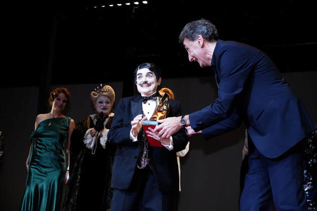 Katharina Thalbach und Ensemble-Mitglieder bei der Verleihung des Publikumspreises Goldener Vorhang an Katharina Thalbach nach der Vorstellung des Theaterstücks Mord im Orient-Expess in der Komödie am Kurfürstendamm im Schiller Theater. Berlin, 11.09.2022