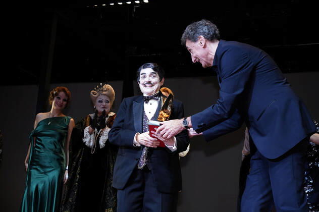 Katharina Thalbach und Ensemble-Mitglieder bei der Verleihung des Publikumspreises Goldener Vorhang an Katharina Thalbach nach der Vorstellung des Theaterstücks Mord im Orient-Expess in der Komödie am Kurfürstendamm im Schiller Theater. Berlin, 11.09.2022