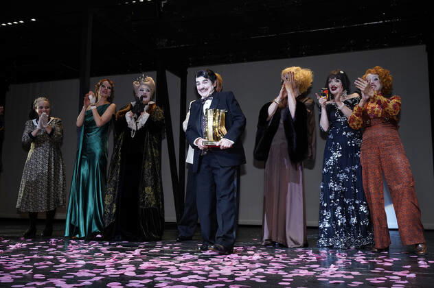 Katharina Thalbach und Ensemble-Mitglieder bei der Verleihung des Publikumspreises Goldener Vorhang an Katharina Thalbach nach der Vorstellung des Theaterstücks Mord im Orient-Expess in der Komödie am Kurfürstendamm im Schiller Theater. Berlin, 11.09.2022