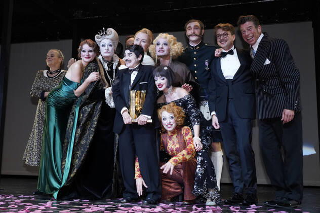 Katharina Thalbach und Ensemble-Mitglieder bei der Verleihung des Publikumspreises Goldener Vorhang an Katharina Thalbach nach der Vorstellung des Theaterstücks Mord im Orient-Expess in der Komödie am Kurfürstendamm im Schiller Theater. Berlin, 11.09.2022