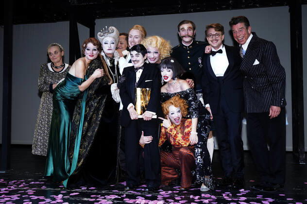 Katharina Thalbach und Ensemble-Mitglieder bei der Verleihung des Publikumspreises Goldener Vorhang an Katharina Thalbach nach der Vorstellung des Theaterstücks Mord im Orient-Expess in der Komödie am Kurfürstendamm im Schiller Theater. Berlin, 11.09.2022