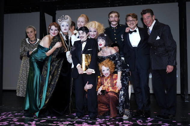 Katharina Thalbach und Ensemble-Mitglieder bei der Verleihung des Publikumspreises Goldener Vorhang an Katharina Thalbach nach der Vorstellung des Theaterstücks Mord im Orient-Expess in der Komödie am Kurfürstendamm im Schiller Theater. Berlin, 11.09.2022