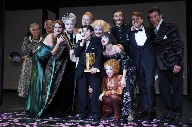 Katharina Thalbach und Ensemble-Mitglieder bei der Verleihung des Publikumspreises Goldener Vorhang an Katharina Thalbach nach der Vorstellung des Theaterstücks Mord im Orient-Expess in der Komödie am Kurfürstendamm im Schiller Theater. Berlin, 11.09.2022