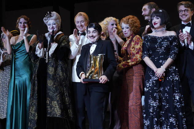 Katharina Thalbach und Ensemble-Mitglieder bei der Verleihung des Publikumspreises Goldener Vorhang an Katharina Thalbach nach der Vorstellung des Theaterstücks Mord im Orient-Expess in der Komödie am Kurfürstendamm im Schiller Theater. Berlin, 11.09.2022