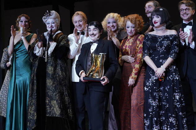 Katharina Thalbach und Ensemble-Mitglieder bei der Verleihung des Publikumspreises Goldener Vorhang an Katharina Thalbach nach der Vorstellung des Theaterstücks Mord im Orient-Expess in der Komödie am Kurfürstendamm im Schiller Theater. Berlin, 11.09.2022