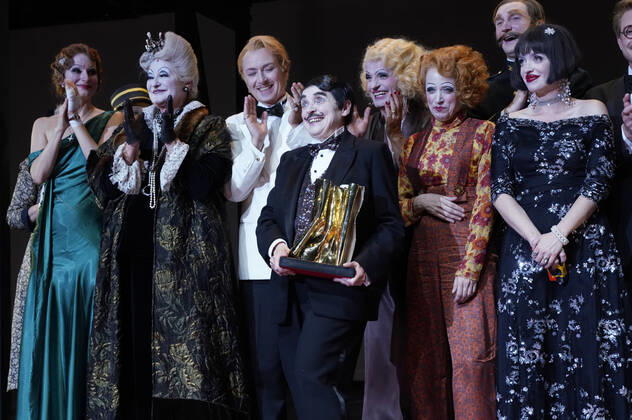 Katharina Thalbach und Ensemble-Mitglieder bei der Verleihung des Publikumspreises Goldener Vorhang an Katharina Thalbach nach der Vorstellung des Theaterstücks Mord im Orient-Expess in der Komödie am Kurfürstendamm im Schiller Theater. Berlin, 11.09.2022