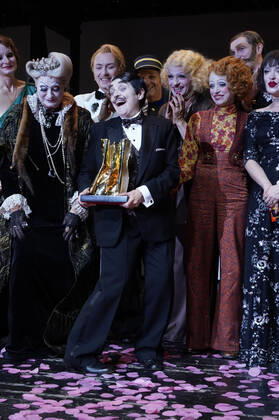 Katharina Thalbach und Ensemble-Mitglieder bei der Verleihung des Publikumspreises Goldener Vorhang an Katharina Thalbach nach der Vorstellung des Theaterstücks Mord im Orient-Expess in der Komödie am Kurfürstendamm im Schiller Theater. Berlin, 11.09.2022