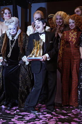 Katharina Thalbach und Ensemble-Mitglieder bei der Verleihung des Publikumspreises Goldener Vorhang an Katharina Thalbach nach der Vorstellung des Theaterstücks Mord im Orient-Expess in der Komödie am Kurfürstendamm im Schiller Theater. Berlin, 11.09.2022