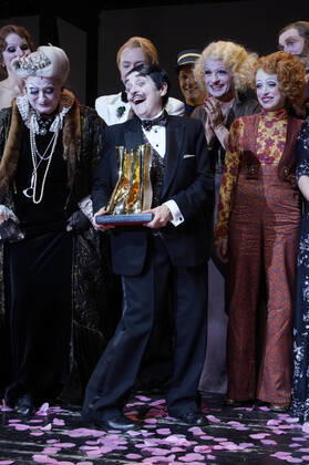 Katharina Thalbach und Ensemble-Mitglieder bei der Verleihung des Publikumspreises Goldener Vorhang an Katharina Thalbach nach der Vorstellung des Theaterstücks Mord im Orient-Expess in der Komödie am Kurfürstendamm im Schiller Theater. Berlin, 11.09.2022