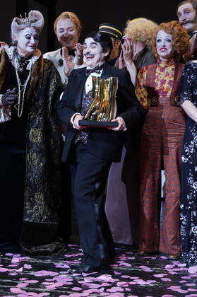 Katharina Thalbach und Ensemble-Mitglieder bei der Verleihung des Publikumspreises Goldener Vorhang an Katharina Thalbach nach der Vorstellung des Theaterstücks Mord im Orient-Expess in der Komödie am Kurfürstendamm im Schiller Theater. Berlin, 11.09.2022