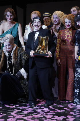 Katharina Thalbach und Ensemble-Mitglieder bei der Verleihung des Publikumspreises Goldener Vorhang an Katharina Thalbach nach der Vorstellung des Theaterstücks Mord im Orient-Expess in der Komödie am Kurfürstendamm im Schiller Theater. Berlin, 11.09.2022