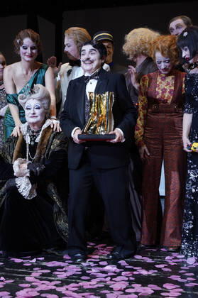 Katharina Thalbach und Ensemble-Mitglieder bei der Verleihung des Publikumspreises Goldener Vorhang an Katharina Thalbach nach der Vorstellung des Theaterstücks Mord im Orient-Expess in der Komödie am Kurfürstendamm im Schiller Theater. Berlin, 11.09.2022