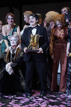 Katharina Thalbach und Ensemble-Mitglieder bei der Verleihung des Publikumspreises Goldener Vorhang an Katharina Thalbach nach der Vorstellung des Theaterstücks Mord im Orient-Expess in der Komödie am Kurfürstendamm im Schiller Theater. Berlin, 11.09.2022