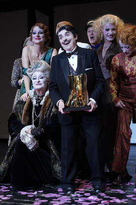 Katharina Thalbach und Ensemble-Mitglieder bei der Verleihung des Publikumspreises Goldener Vorhang an Katharina Thalbach nach der Vorstellung des Theaterstücks Mord im Orient-Expess in der Komödie am Kurfürstendamm im Schiller Theater. Berlin, 11.09.2022