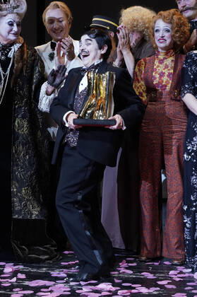 Katharina Thalbach und Ensemble-Mitglieder bei der Verleihung des Publikumspreises Goldener Vorhang an Katharina Thalbach nach der Vorstellung des Theaterstücks Mord im Orient-Expess in der Komödie am Kurfürstendamm im Schiller Theater. Berlin, 11.09.2022