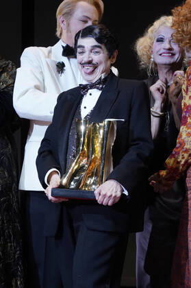 Katharina Thalbach und Ensemble-Mitglieder bei der Verleihung des Publikumspreises Goldener Vorhang an Katharina Thalbach nach der Vorstellung des Theaterstücks Mord im Orient-Expess in der Komödie am Kurfürstendamm im Schiller Theater. Berlin, 11.09.2022