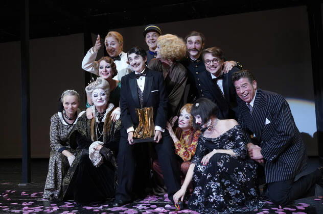 Katharina Thalbach und Ensemble-Mitglieder bei der Verleihung des Publikumspreises Goldener Vorhang an Katharina Thalbach nach der Vorstellung des Theaterstücks Mord im Orient-Expess in der Komödie am Kurfürstendamm im Schiller Theater. Berlin, 11.09.2022