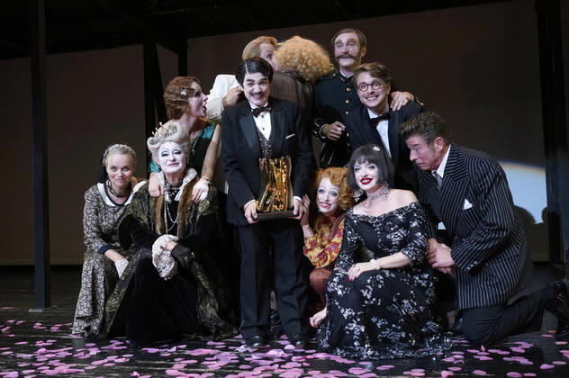 Katharina Thalbach und Ensemble-Mitglieder bei der Verleihung des Publikumspreises Goldener Vorhang an Katharina Thalbach nach der Vorstellung des Theaterstücks Mord im Orient-Expess in der Komödie am Kurfürstendamm im Schiller Theater. Berlin, 11.09.2022