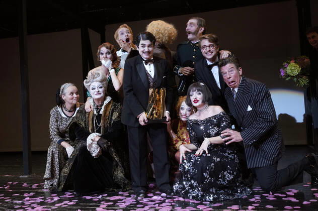 Katharina Thalbach und Ensemble-Mitglieder bei der Verleihung des Publikumspreises Goldener Vorhang an Katharina Thalbach nach der Vorstellung des Theaterstücks Mord im Orient-Expess in der Komödie am Kurfürstendamm im Schiller Theater. Berlin, 11.09.2022