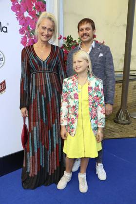 Eva Mona Rodekirchen mit Ehemann Bjorn Geske und Tochter Martha Geske bei der Premiere des Musicals Mamma Mia! im Stage Theater Neue Flora. Hamburg, 11.09.2022