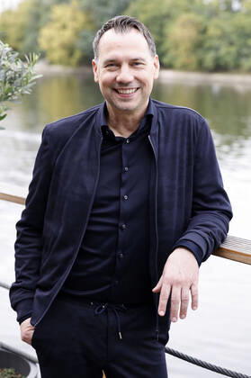 Sebastian Fitzek beim Photocall zur Prime Video Jahrespräsentation Primevideo Presents Die Therapie im Spindler & Klatt. Berlin, 12.09.2022