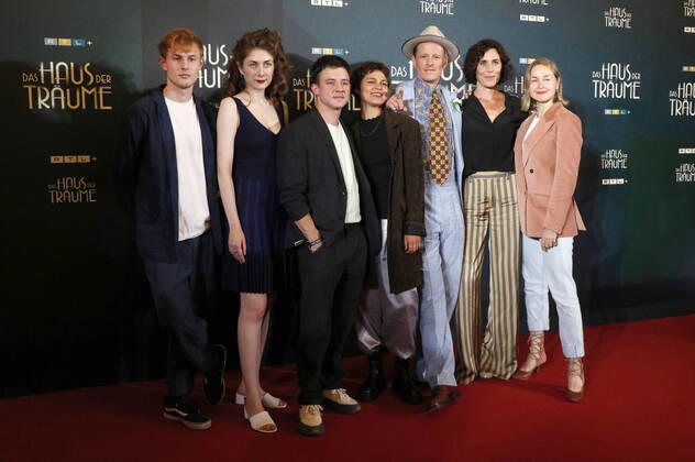 Entertainment Bilder des Tages Ludwig Simon, Amy Benkenstein, Paul Zichner, Naemi Florez, Alexander Scheer, Nina Kunzendorf und Valery Tscheplanowa bei der Premiere der RTL+ TV-Serie Das Haus der Träume im Kino International. Berlin, 12.09.2022