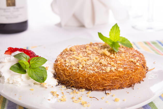 IMAGO Creative, Food, Künefe Turkish dessert kunefe with mint leaves, slices strawberry on a full fat cream and pinch of walnuts served after a nice meal , 10224680.jpg, Food, Industry, Plate, appetizing, baked, baklava, calorie, carbohydrates, close, confectionery, cream, cuisine, delicious, dessert, dinner, dressing, east, exotic, fat, full, gourmet, honey, hot, istanbul, kadayif, kanafeh, kunafah, kunafeh, kunefe, leaves, luxury, mediterranean, mint, napkin, nutritious, pastry, restaurant, still, strawberry, sugar, sugary, sweet, syrup, taste, tasty, traditional, turkish, walnut, wine, yummy,
