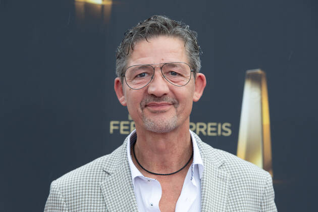 Robert MATT, Musiker, Roter Teppich, Red Carpet Show, Ankunft, arrival, Verleihung des Deutschen Fernsehpreises, Die Nacht der Kreativen - Der Deutsche Fernsehpreis 2022, Deutscher Fernsehpreis 2022 in Koeln, am 13.09.2022.