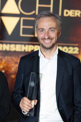 Preistraeger Jan BOEHMERMANN, Verleihung des Deutschen Fernsehpreises, Die Nacht der Kreativen - Der Deutsche Fernsehpreis 2022, Deutscher Fernsehpreis 2022 in Koeln, am 13.09.2022.
