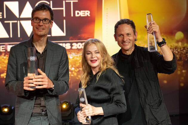 Preistraeger Matthias PETSCHE, Inga HUMPE, Tommi ECKART, v.l. Verleihung des Deutschen Fernsehpreises, Die Nacht der Kreativen - Der Deutsche Fernsehpreis 2022, Deutscher Fernsehpreis 2022 in Koeln, am 13.09.2022.