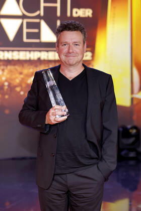 Autor Magnus Vattrodt, Preisträger in der Kategorie Bestes Buch Fiktion, bei der Verleihung des Deutschen Fernsehpreises bei Die Nacht der Kreativen - Der Deutsche Fernsehpreis 2022. Köln, 13.09.2022 NRW Deutschland Copyright: xChristophxHardtx