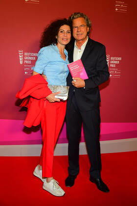 Verleihung des Deutschen Gründerpreises 2022 Florian Langenscheidt, publisher, mit seinert Freundin Andrea Bury aus dem ZDF Hauptstadtstudio die Verleihung des Deutschen Gründerpreises in Berlin am 13.09.2022 in Berlin