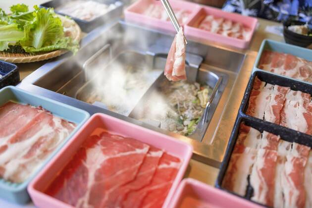  hot pot meal. Hands taking food with chopsticks., hot pot meal. Hands taking food with chopsticks., hot pot meal. Hands taking food with chopsticks., 01.11.2021, Copyright: xtomwangx Panthermedia30860833.jpg