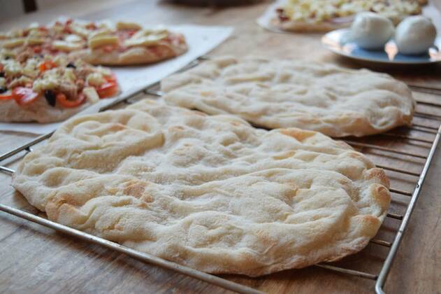  preparing homemade pizza, white pizza prepared at home, white pizza prepared at home, 08.11.2021, Copyright: xsalmas61x Panthermedia30881788.jpg