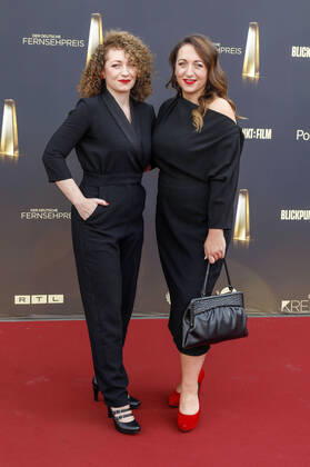 Janine Dauterich mit Schwester bei der Verleihung des Deutschen Fernsehpreises 2022 - Die Nacht der Kreativen im Studio Ehrenfeld. Köln, 13.09.2022