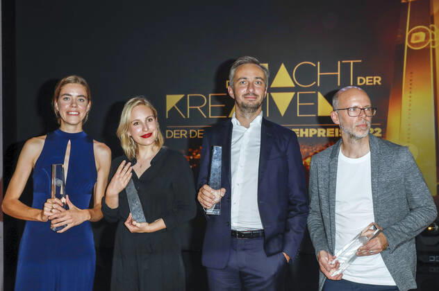 Nora Nagel, Hanna Herbst, Jan Böhmermann und Markus Hennig bei der Verleihung des Deutschen Fernsehpreises 2022 - Die Nacht der Kreativen im Studio Ehrenfeld. Köln, 13.09.2022
