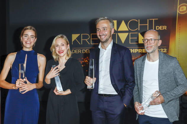 Nora Nagel, Hanna Herbst, Jan Böhmermann und Markus Hennig bei der Verleihung des Deutschen Fernsehpreises 2022 - Die Nacht der Kreativen im Studio Ehrenfeld. Köln, 13.09.2022