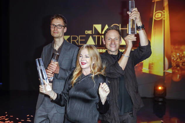 Matthias Petsche, Inga Humpe und Tommi Eckart bei der Verleihung des Deutschen Fernsehpreises 2022 - Die Nacht der Kreativen im Studio Ehrenfeld. Köln, 13.09.2022