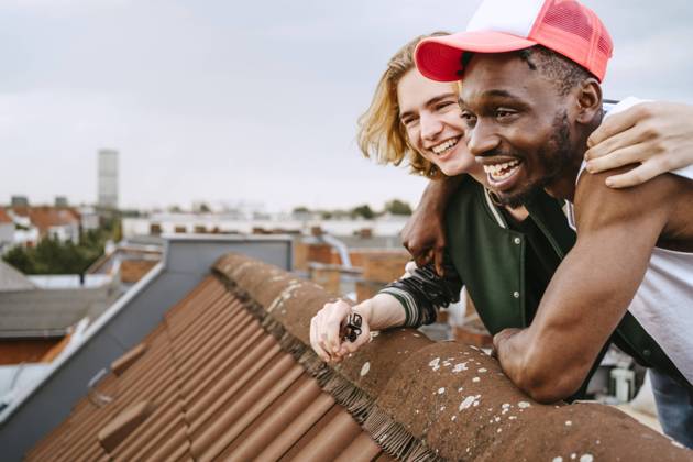 IMAGO Kreativ: Urbane Kultur - Sommer auf den Dächern Male friends laughing while enjoying on rooftop Germany, Berlin, model released, property released Copyright: xMaskot,xMaskotxBildbyraxABx , MA95125 MA95125