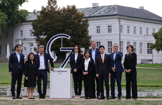 News Bilder des Tages G 7 Praesidentschaft Robert Habeck 14.09.2022, Germany, Neuhardenberg, Schloss Neuhardenberg, Treffen der G 7 Handels und Wirtschaftsminister unter Fuehrung von RobertHabeck und der USA Vertreterin Katherine Tai, Habeck und G 7 Symbol, Ganzfigurc) Frank Ossenbrink mediagroupberlin GmbH Neuhardenberg Brandenburg Germany