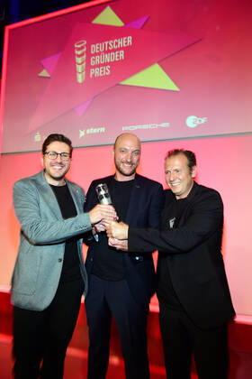 Verleihung des Deutschen Gründerpreises 2022 Aufsteiger: Die osapiens-Gründer Alberto Zamora (45), Stefan Wawrzinek (40) und Matthias Jungblut (35) haben Software-Lösungen entwickelt, aus Mannheim schaffen digitale Grundlage für nachhaltigere Lieferkette aus dem ZDF Hauptstadtstudio die Verleihung des Deutschen Gründerpreises in Berlin am 13.09.2022 in Berlin