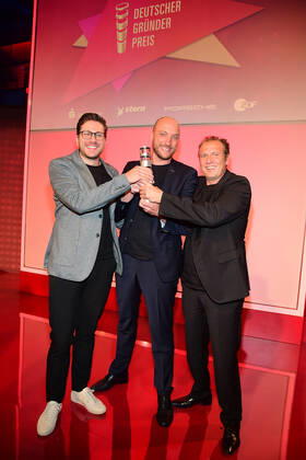 Verleihung des Deutschen Gründerpreises 2022 Aufsteiger: Die osapiens-Gründer Alberto Zamora (45), Stefan Wawrzinek (40) und Matthias Jungblut (35) haben Software-Lösungen entwickelt, aus Mannheim schaffen digitale Grundlage für nachhaltigere Lieferkette aus dem ZDF Hauptstadtstudio die Verleihung des Deutschen Gründerpreises in Berlin am 13.09.2022 in Berlin