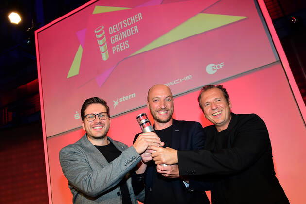 Verleihung des Deutschen Gründerpreises 2022 Aufsteiger: Die osapiens-Gründer Alberto Zamora (45), Stefan Wawrzinek (40) und Matthias Jungblut (35) haben Software-Lösungen entwickelt, aus Mannheim schaffen digitale Grundlage für nachhaltigere Lieferkette aus dem ZDF Hauptstadtstudio die Verleihung des Deutschen Gründerpreises in Berlin am 13.09.2022 in Berlin